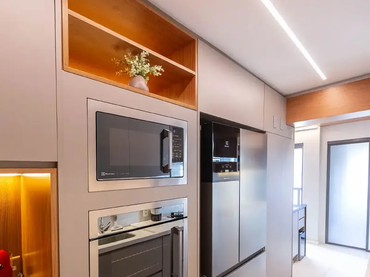Cozinha planejada com portas e gavetas laqueadas em fendi acetinado